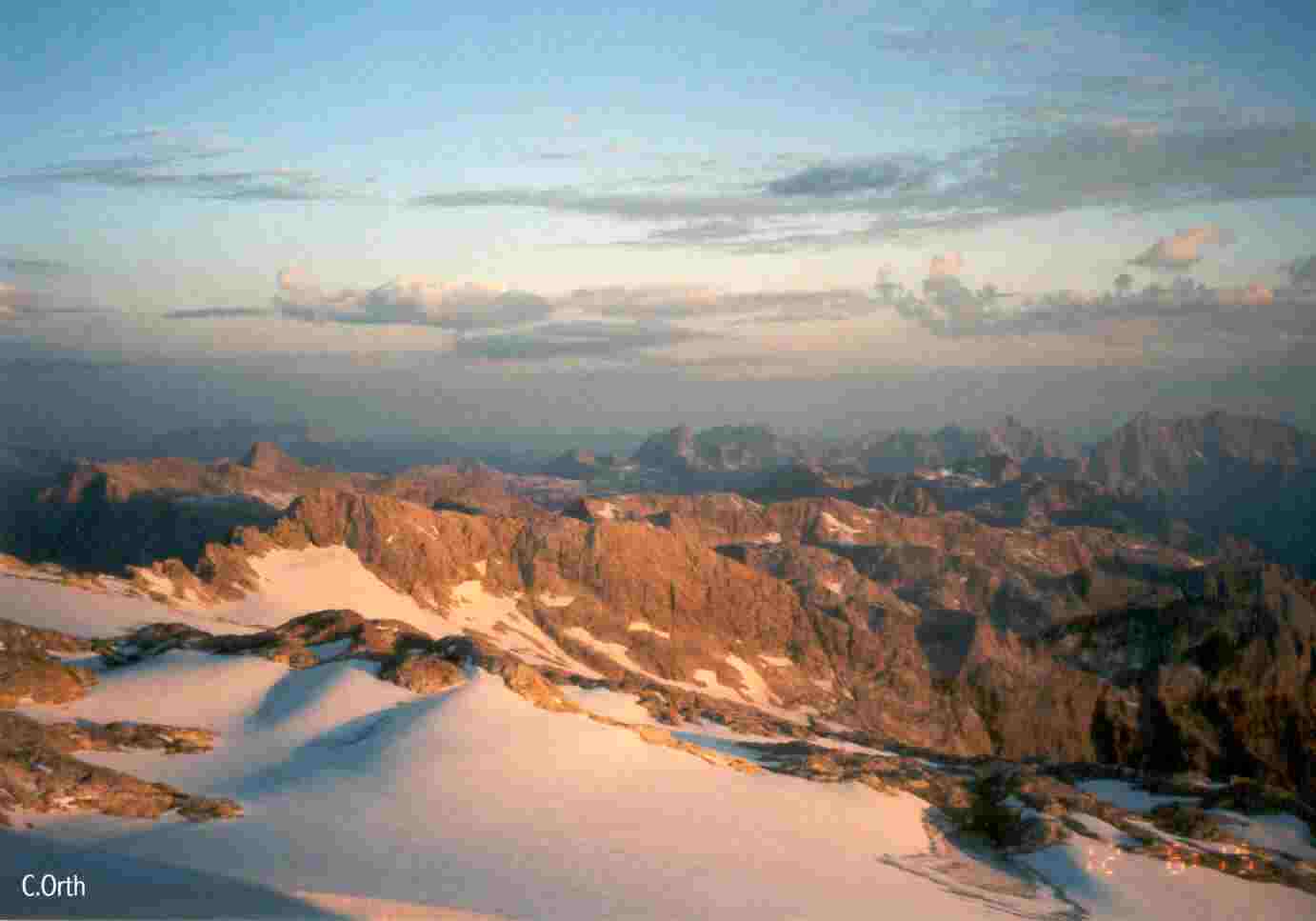 Kurz vor dem Sonnenuntergang, aufgenommen vom Gipfel